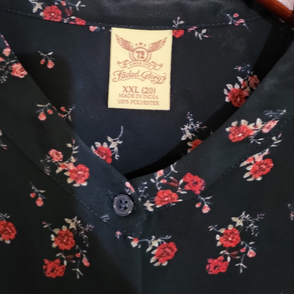 Button down top flower pattern - Picture 3 of 3
